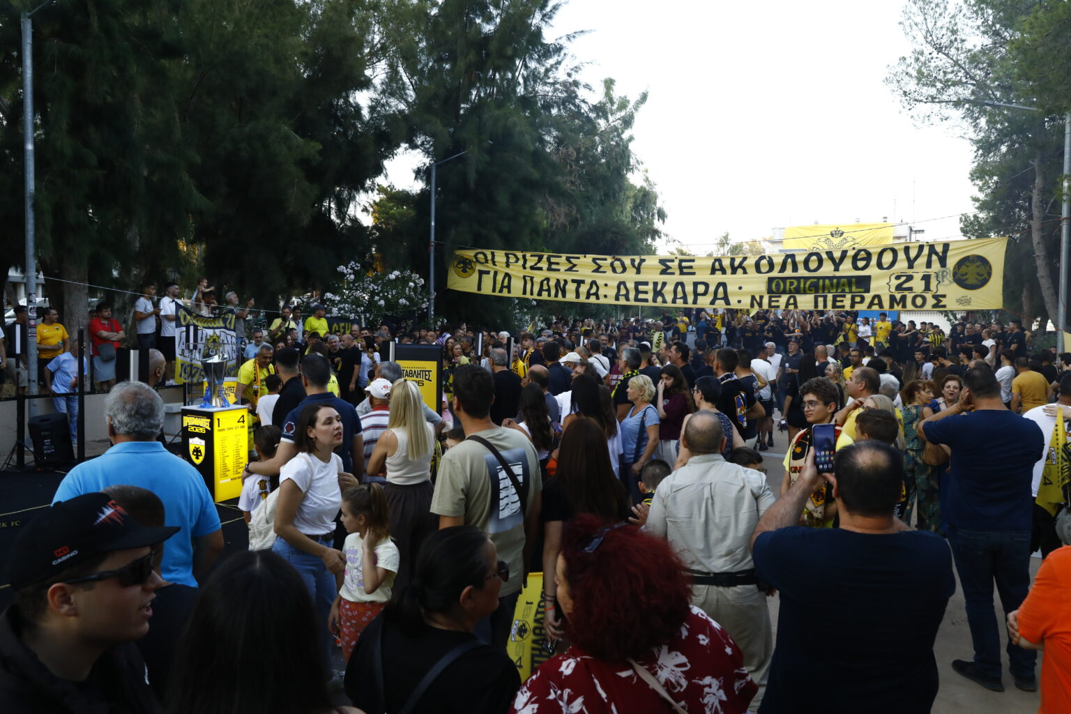 Χαμός στη Νέα Πέραμο για την κούπα της ΑΕΚ!