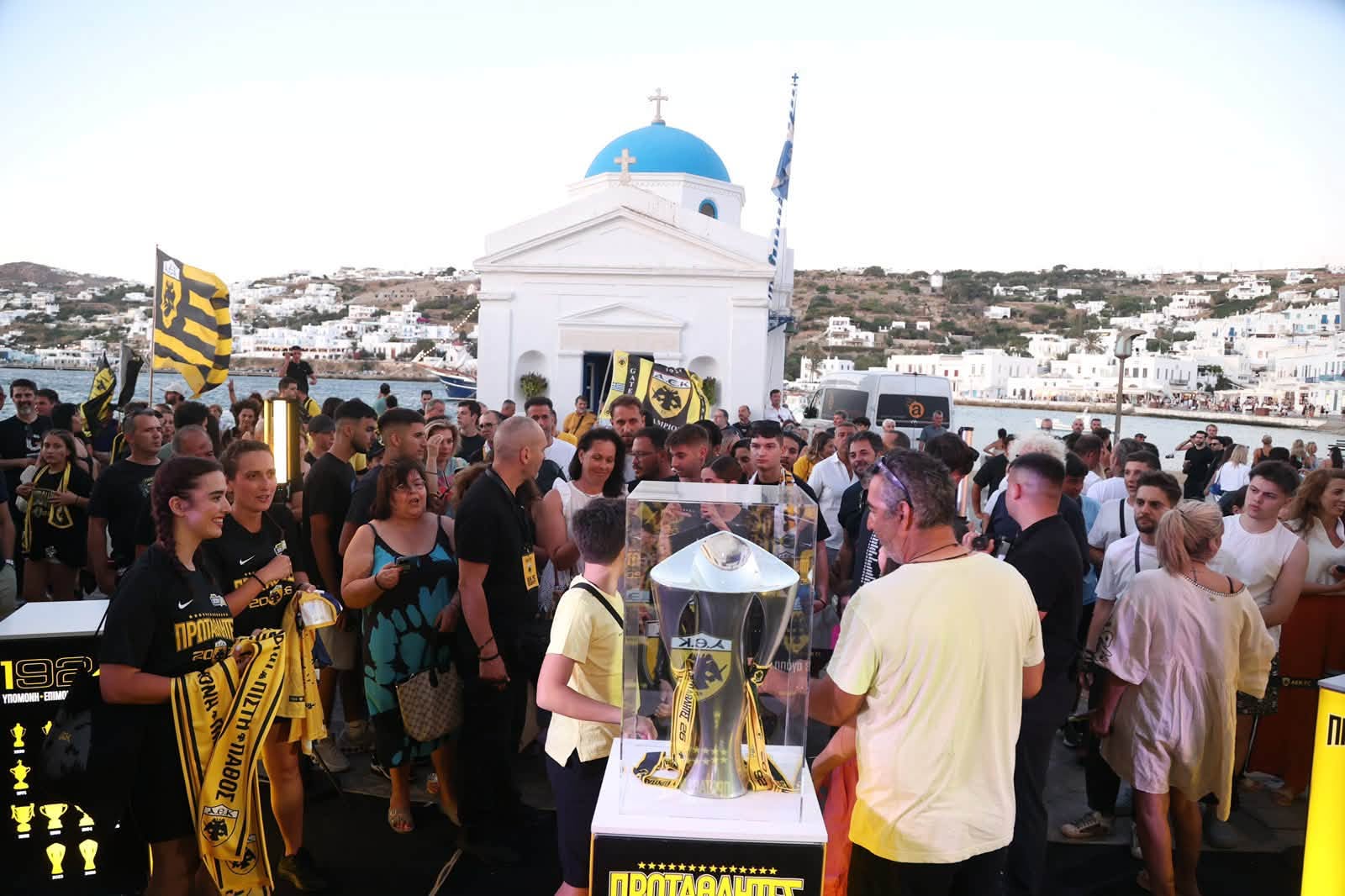 Ηλιοβασίλεμα με την κούπα στην Μύκονο!